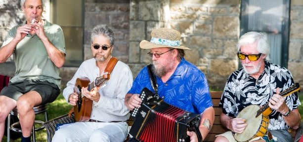 Musicians at the outdoor market